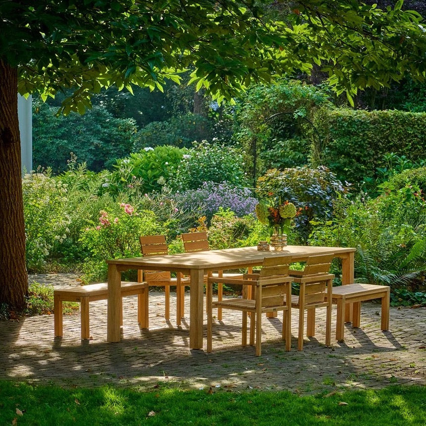 Hochwertige Teak-Gartenmöbel von Traditional Teak in einem modernen Außenbereich mit klassischem Design und wetterfesten Materialien.