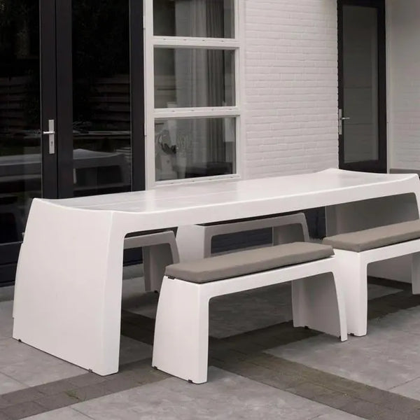 Der ADEZZ Esstisch O2S ist aus wetterfestem Fiberglas gefertigt und ideal für Garten oder Terrasse.