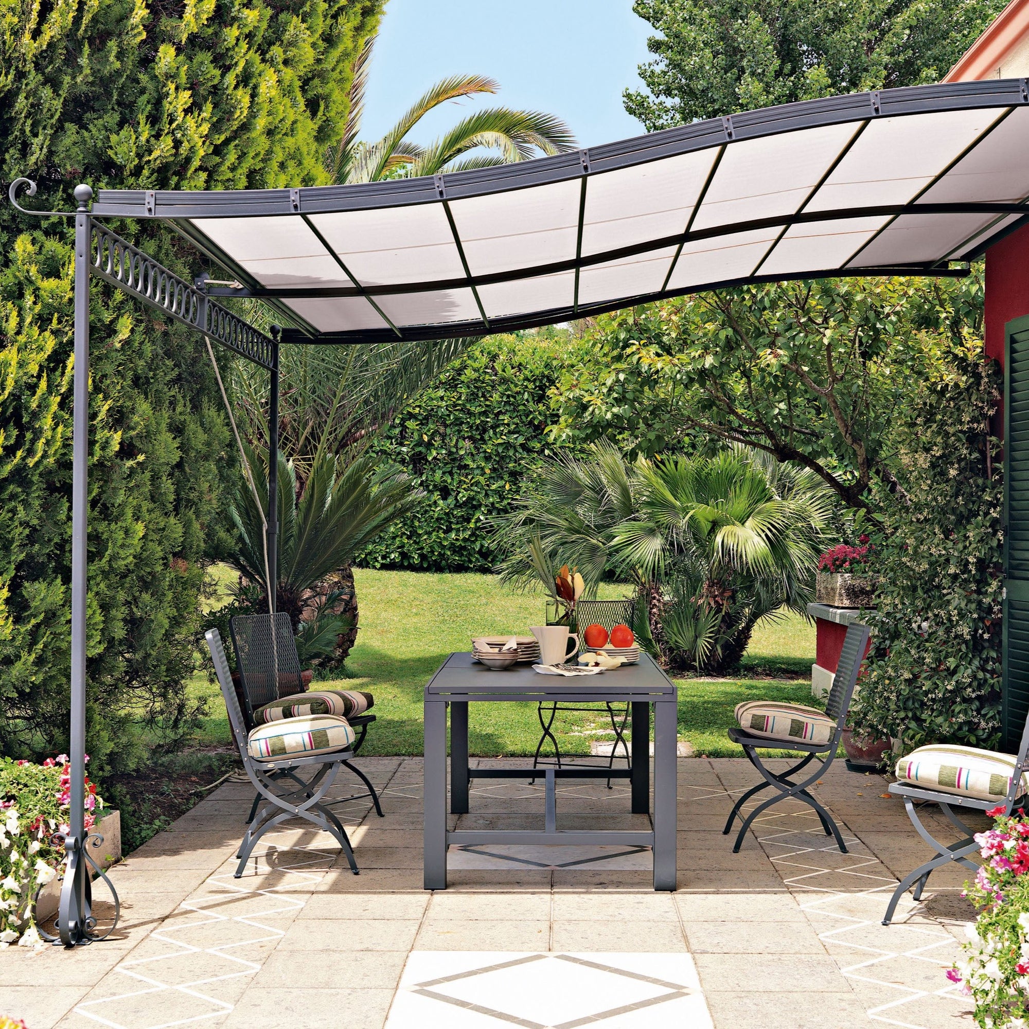 Diese Pergola ist ein exklusives, hochwertiges Produkt, das Ihren Außenbereich stilvoll erweitert. Die stabile Konstruktion besteht aus pulverbeschichtetem Eisen in elegantem Grafitgrau.