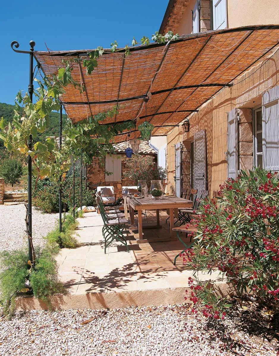 Die Pergola hat eine Breite von 376 cm und eine Tiefe von 220 cm. Die Pfostenhöhe beträgt 250 cm, kann jedoch auf Wunsch eingekürzt werden.