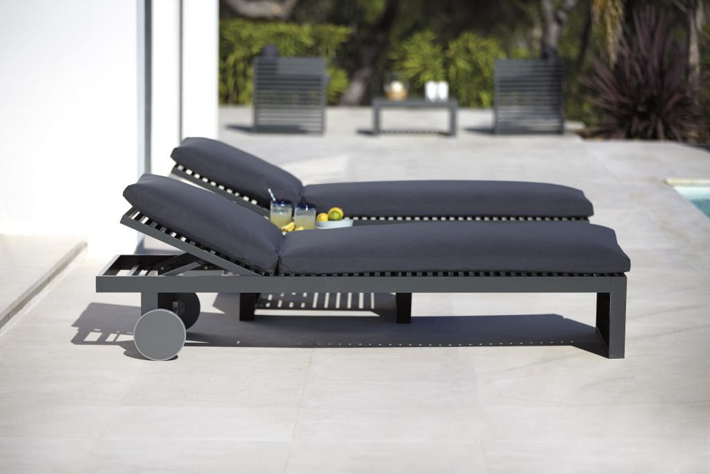 Gandia Blasco DNA Chaise Lounge in anthracite, Seitenansicht mit Kissen