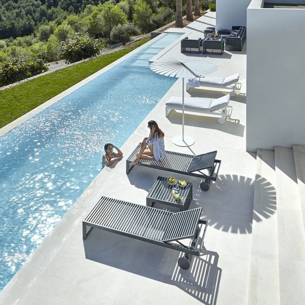 Gandia Blasco DNA Chaise Lounge in anthracite und weiß, am Pool