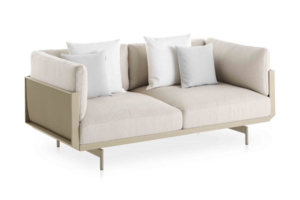 Gandia Blasco Onde 2 Seat Sofa in sand, mit Kissen, Frontansicht 